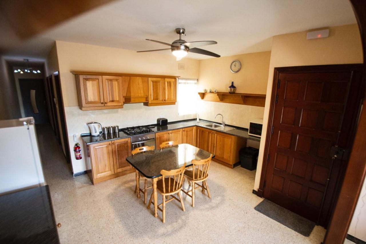 Apartment 5 Mins Away From The Beach. St. Paul's Bay Buitenkant foto